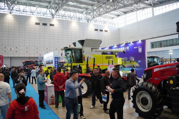 涨声操盘 第二届山东省现代农业装备博览会在济南开幕